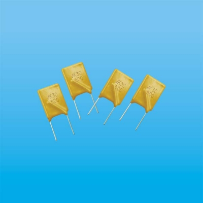 Self-recovering fuse for the plug